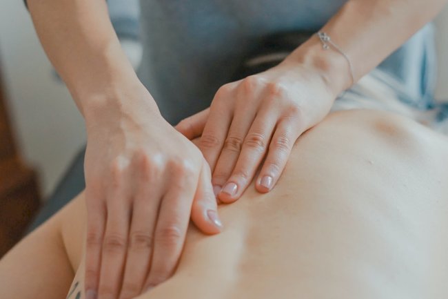 5 Acupressure Points for Gas and Bloating